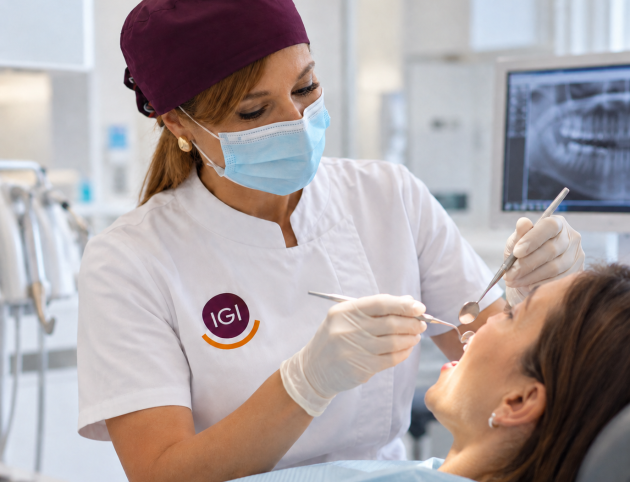 Dentista al lavoro in studio moderno